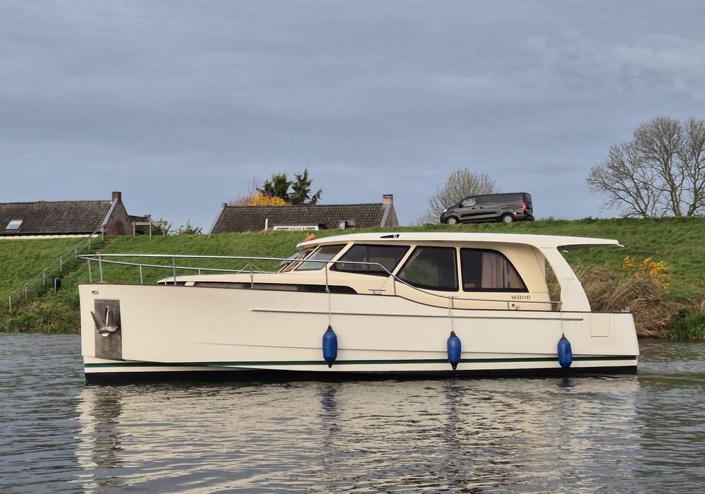 Naousa (Greenline 33) for hire